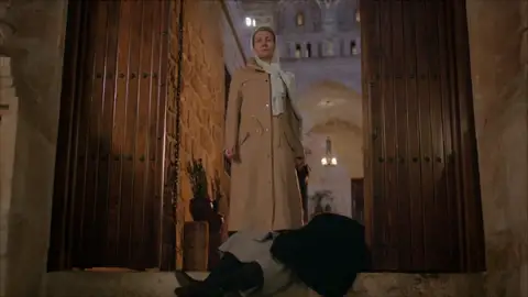 Dilsah apuñala a Azize: "No dejaré que te lleves a mi hija" Dilsah apuñala a Azize: "No dejaré que te lleves a mi hija"