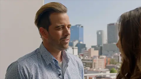Juanjo descubre a Lari La reina soy yo