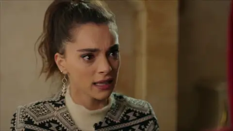 "¿La tía Azize te encerró?": Azra descubre la verdad sobre su pasado "¿La tía Azize te encerró?": Azra descubre la verdad sobre su pasado