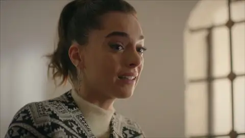 Azra, cansada de vivir en una mentira, se enfrenta a Azize Azra, cansada de vivir en una mentira, se enfrenta a Azize