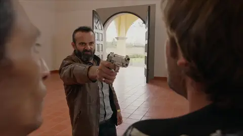 Monchis amenaza a Charly La reina soy yo