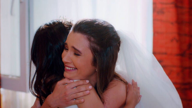 Las bonitas palabras de Candan a Öykü tras recibir la mayor sorpresa de su vida: 