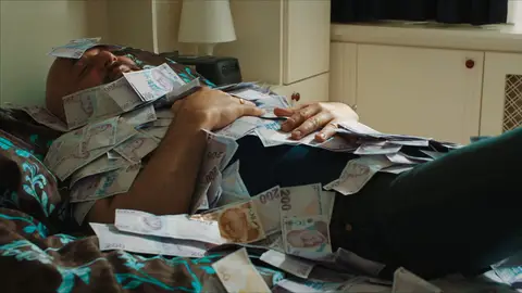 Özkan no sabe qué hacer con tanto dinero Paramparça