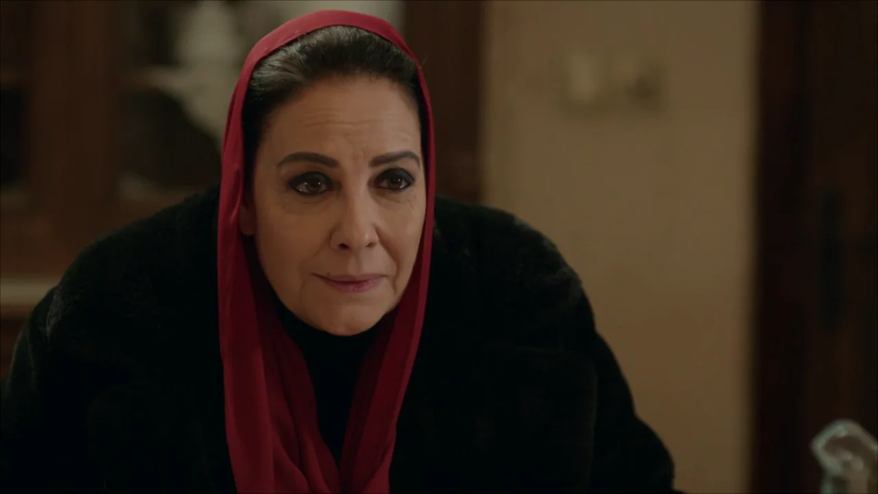 Azize contraataca: "Se lo contaré todo a tu hija, Füsun" Azize contraataca: "Se lo contaré todo a tu hija, Füsun"