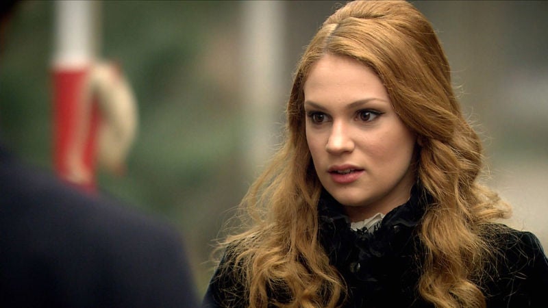 Cemile no está de acuerdo con lo que acaba de hacer su hija Aylin