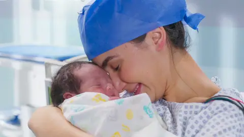 Dafne acaba de dar a luz Vencer el desamor