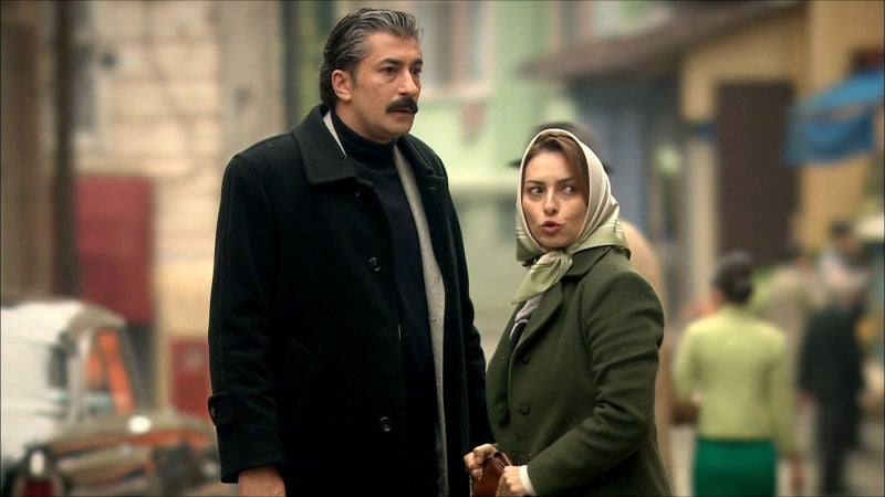 Ali no puede soportar la libertad de la que goza Cemile y está celoso 