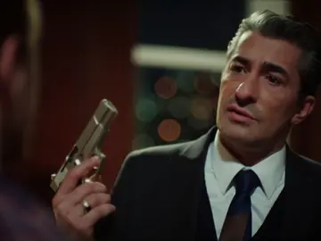 Cihan, a Ozan: "¿Has apuntado a Gülseren con un arma?" Cihan, a Ozan: "¿Has apuntado a Gülseren con un arma?"