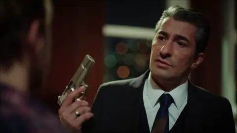 Cihan, a Ozan: "¿Has apuntado a Gülseren con un arma?" Cihan, a Ozan: "¿Has apuntado a Gülseren con un arma?"
