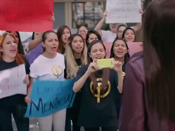 Las fans de Charly enloquecen contra Yamelí Las fans de Charly enloquecen contra Yamelí