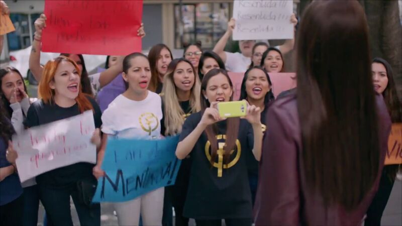Las fans de Charly enloquecen contra Yamelí