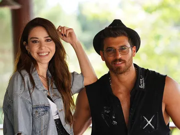 Can Yaman y Özge Gürel Can Yaman y Özge Gürel