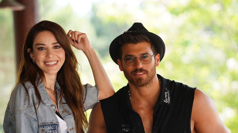 Can Yaman y Özge Gürel: Todo lo que no sabías sobre los protagonistas de 'El hombre equivocado'