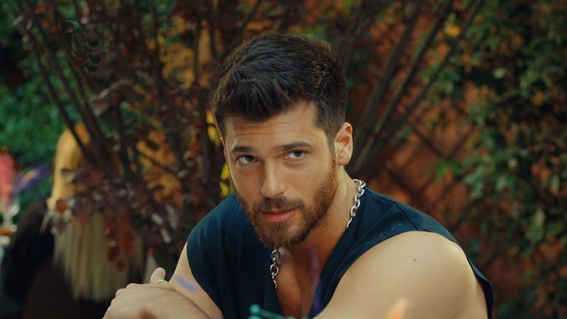 Can Yaman anuncia a sus fans la llegada de 'El hombre equivocado' a Nova