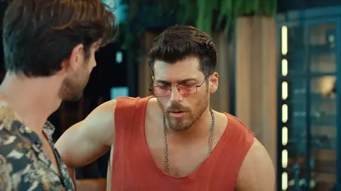 Özgur se va a llevar un disgusto El hombre equivovado