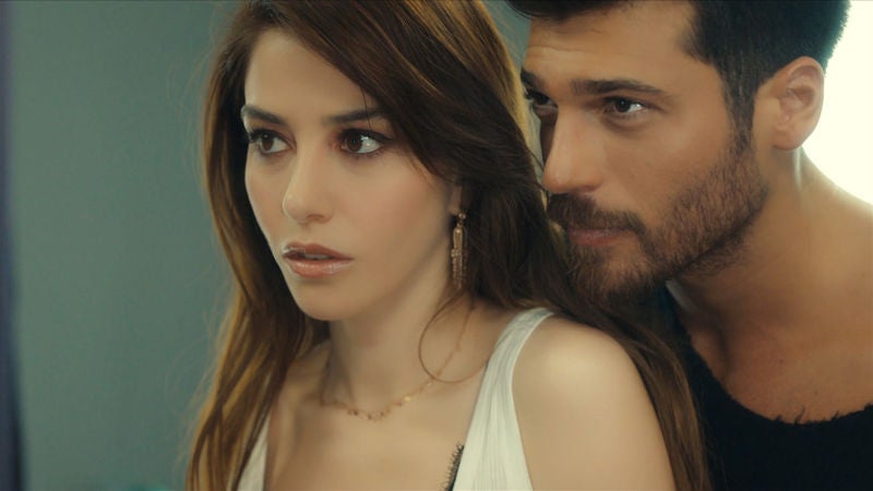 Comienzan los consejos de Özgur para que Ezgi tenga éxito con Serdar