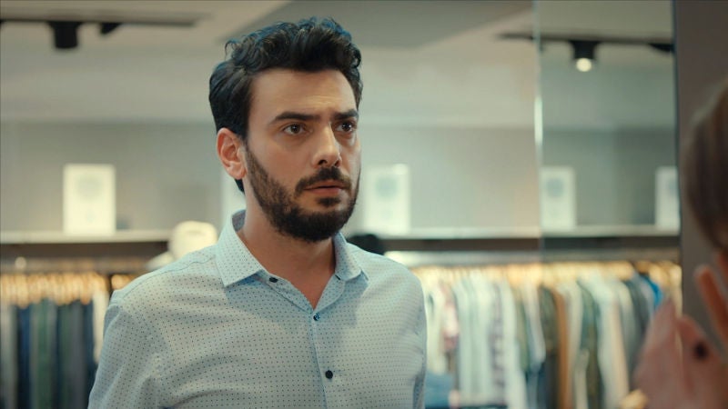 Ezgi tiene un encuentro inesperado y Özgur decide intervenir