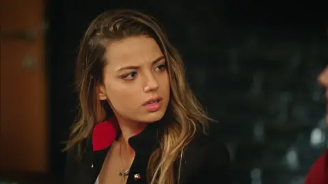 Cansu molesta con Hazal Paramparça. Vidas cruzadas