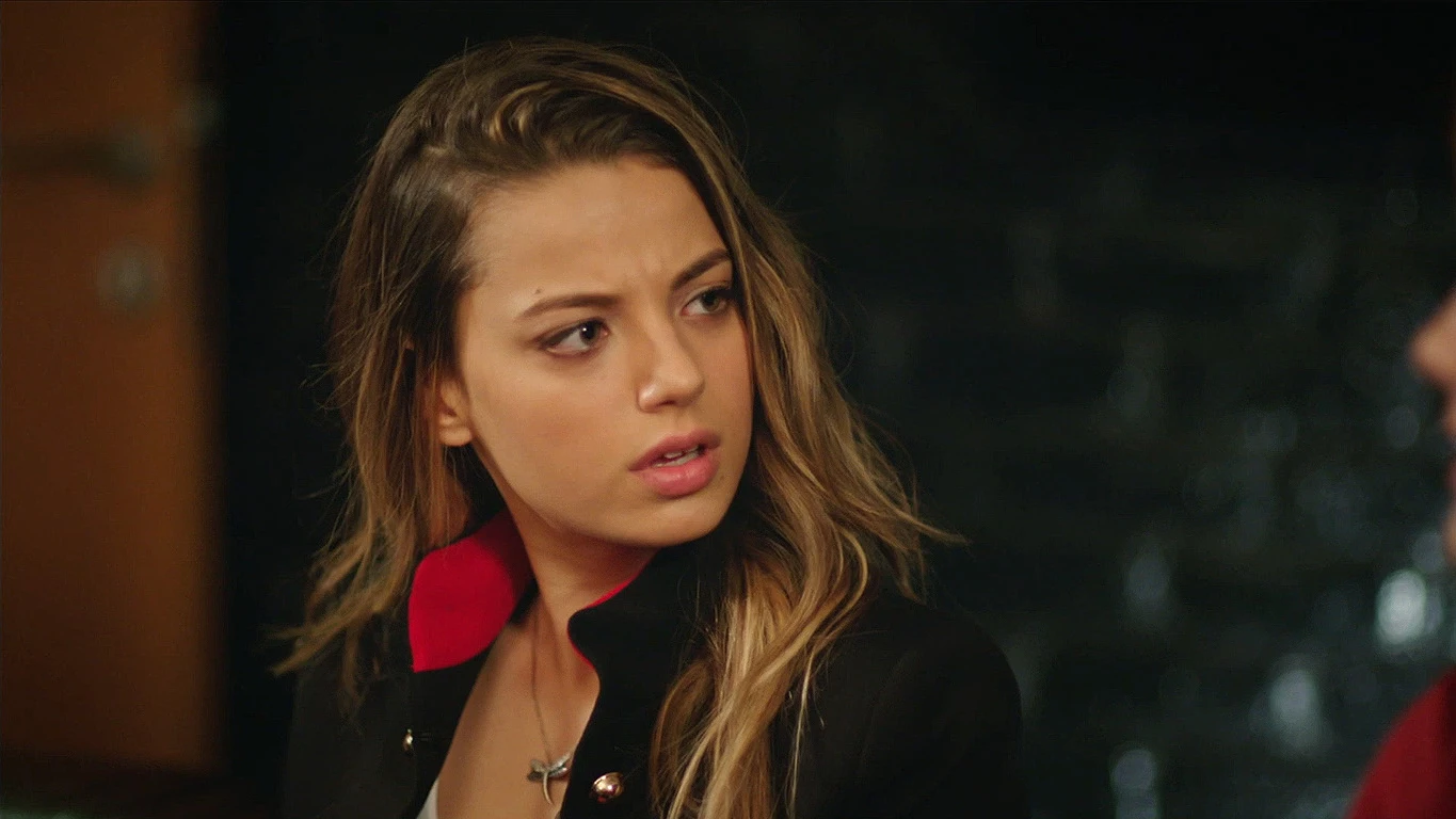 Cansu molesta con Hazal Paramparça. Vidas cruzadas