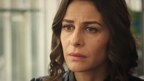 Dilara debe decidir Paramparça. Vidas cruzadas