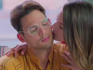 Dafne se arrepiente de besar a Gael y lo pilla con Romina en la sala de reuniones Dafne se arrepiente de besar a Gael y lo pilla con Romina en la sala de reuniones