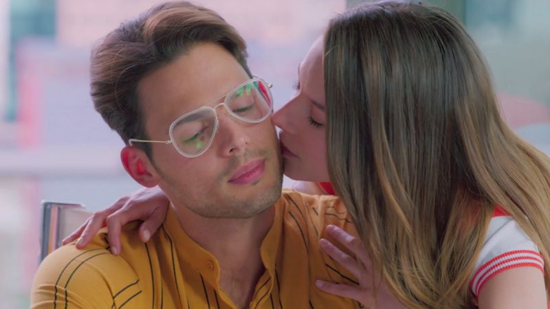 Gael, tras besar a Dafne, es pillado con Romina en la sala de reuniones 