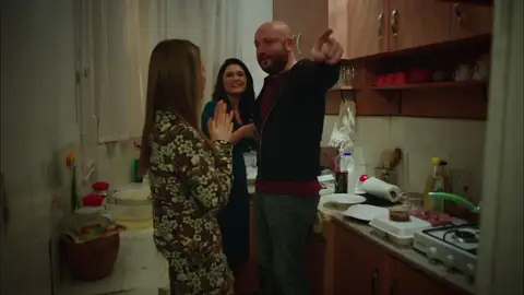 Cihan pilla a Özkan en casa de Gülseren Tras faltar a su cita con Gülseren, Cihan acude a pedirle disculpas y descubre que Özkan está cenando en su casa.