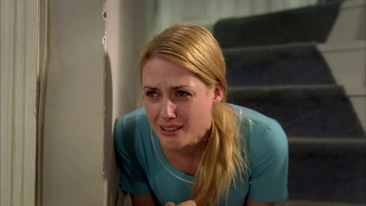 Caroline vuelve para reclamar la custodia de Mustafa Tras haber abandonado a Mustafa, Caroline se presenta en casa de Hasefe con la intención de recuperarlo.