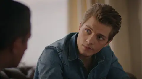 Ozan sospecha sobre el embarazo de Dilara Ozan, el hijo de Dilara, empieza a sospechar sobre su embarazo con Harun.