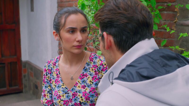 Gael le pide a Dafne que se mude a su apartamento