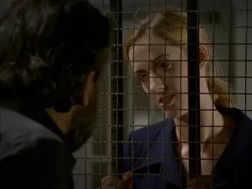 ¿Cuál es la condición que le pone Ali a Caroline para ayudarla a salir de prisión?