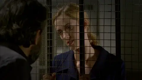 ¿Cuál es la condición que le pone Ali a Caroline para ayudarla a salir de prisión? Tras ser arrestada, Caroline necesita dinero para pagar su fianza y Ali se lo dará si cumple una única condición.