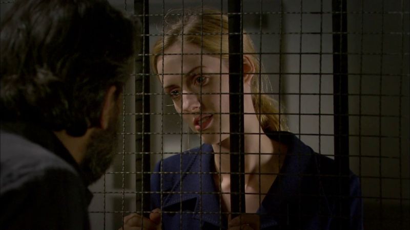 ¿Cuál es la condición que le pone Ali a Caroline para ayudarla a salir de prisión?