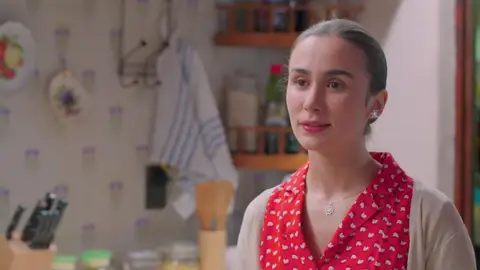 Dafne ni se imagina quién será el primer alumno de sus clases de inglés Dafne necesita conseguir dinero, por eso empieza a dar clases de inglés, pero la identidad de su primer alumno será todo una sorpresa