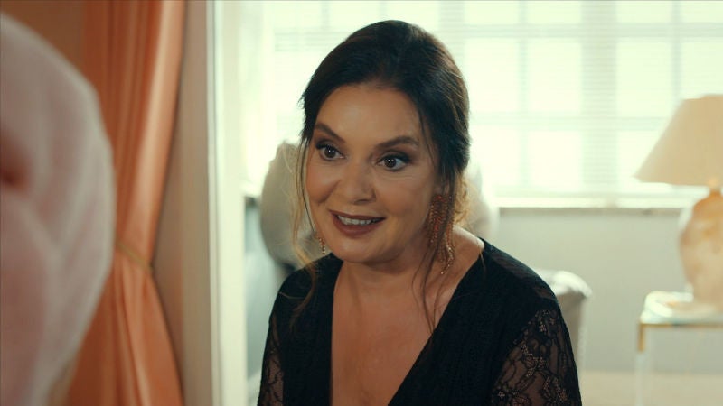 Sevin, la madre de Özgur, tiene una conversación muy sincera con Ezgi