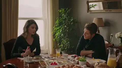 ¿Le contará Dilara a Ozan por fin la verdad sobre su embarazo? Ozan lleva días sospechando que su madre le oculta algo y, ahora que ha vuelto de Londres, aprovecha para preguntarle sobre su embarazo.