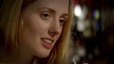 Ali lanza a Caroline a los brazos de otro hombre Ali lanza a Caroline a los brazos de otro hombre