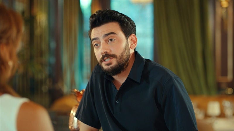 Soner, el antiguo novio de Ezgi, descubre el engaño 