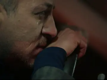 Harun, más humano y sensible que nunca, tras haber perdido el amor de Dilara. Harun, más humano y sensible que nunca, tras haber perdido el amor de Dilara.