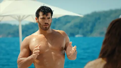 Özgur, sorprendido con Ezgi El hombre equivocado