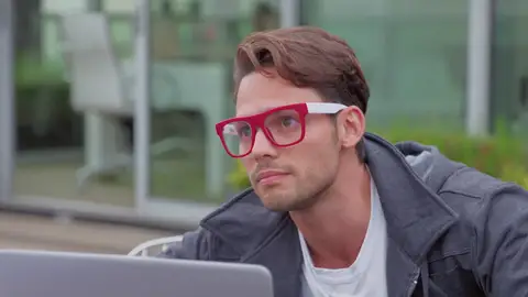 Romi intenta despedir a Gael, pero él dimite antes Gael está irreconocible y, tras perder por su culpa a un importante cliente, Romi intenta despedirlo, pero él dimite antes.