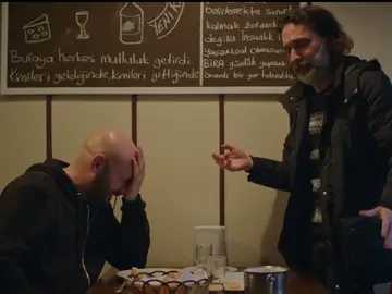 Özkan descubre que la boda entre Gülseren y Cihan sigue en pie Özkan descubre que la boda entre Gülseren y Cihan sigue en pie