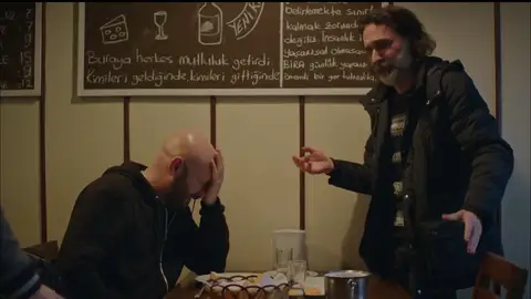 Özkan descubre que la boda entre Gülseren y Cihan sigue en pie Özkan estaba seguro de que el compromiso entre Cihan y Gülseren se había cancelado, pero la realidad es que se casan dentro de un par de horas.