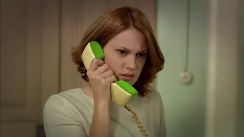 Aylin cae en los engaños de Mesude Mesude, que se ha enterado de los líos que se traen Soner, Caroline y Aylin, aprovecha la situación para sembrar el caos.