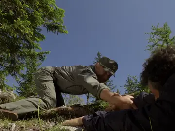 Pietro se enfrenta a una difícil decisión; salvar la vida a una asesino o dejarlo morir y que pague por sus pecados  Pietro se enfrenta a una difícil decisión; salvar la vida a una asesino o dejarlo morir y que pague por sus pecados