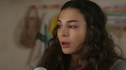 Füsun secuestra a Umut a la vez que Azize condena a su enemiga Füsun secuestra a Umut a la vez que Azize condena a su enemiga