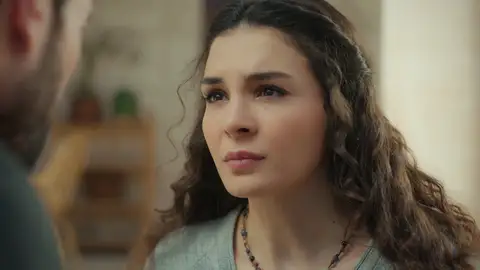 "¿Abrazarás a tu hijo con las manos ensangrentadas?" Reyyan desconfía de Miran "¿Abrazarás a tu hijo con las manos ensangrentadas?" Reyyan desconfía de Miran