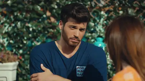 Yo creo que ya no me necesitas más”, Özgür deja de ser el coach amoroso de Ezgi Özgür y Ezgi mantienen una conversación poco sincera , muy incómoda y con muchos mensajes subliminales acerca de sus respectivas parejas.