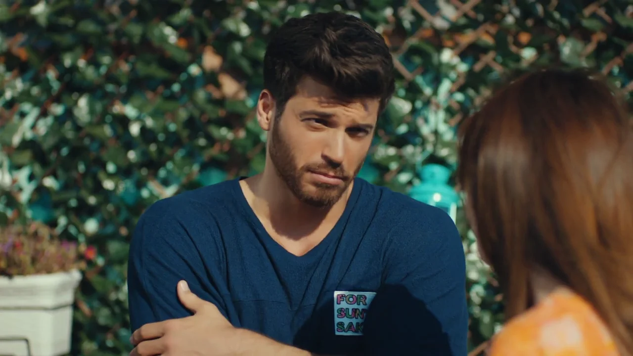 Yo creo que ya no me necesitas más”, Özgür deja de ser el coach amoroso de Ezgi Özgür y Ezgi mantienen una conversación poco sincera , muy incómoda y con muchos mensajes subliminales acerca de sus respectivas parejas.