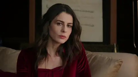 ¿Le contará Dilara a Cihan que se ha vuelto a ver con Harun? Harun ha engañado a Dilara para verla a solas, pero ella vuelve a estar prometida con Cihan y no quiere saber nada de él.
